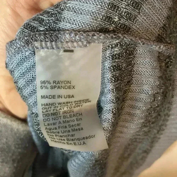 Blooms in the city long sleeve top size small - Picture 6 of 6